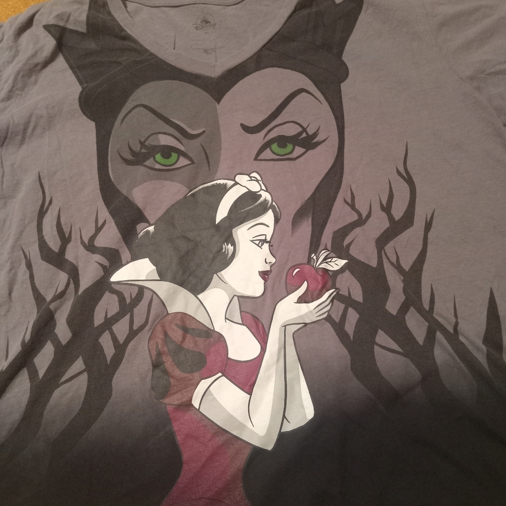Disney Snow White Graphic Tee - Gray and Red